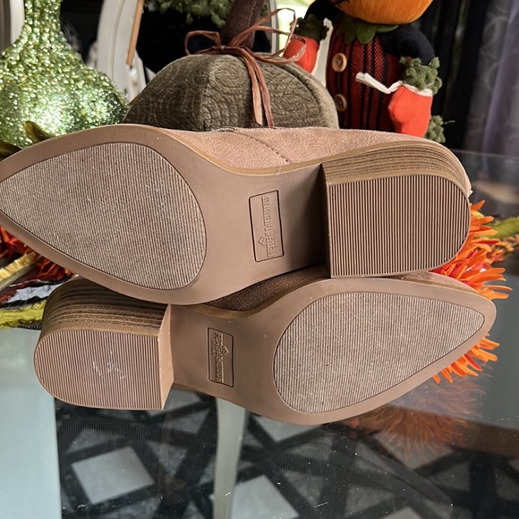 Fergalicious by Fergie NWOT woman’s size 8 tan short boots - Picture 5 of 6